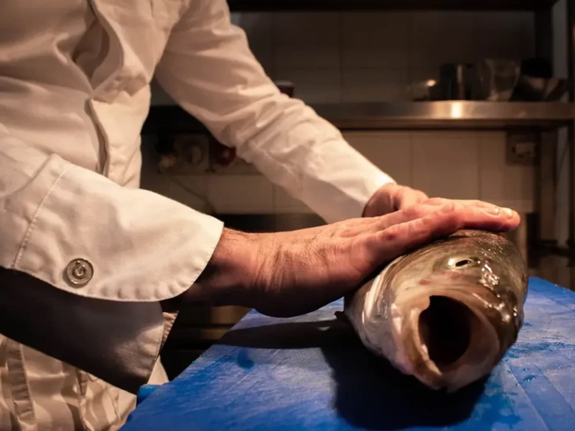 Preparazione del pesce in cucina al San Pietro Bistrot del Mare